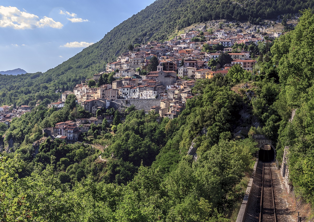 Intervento tecnico su Strada Provinciale 23 dell\'Alto Liri per riparazione rete di adduzione.