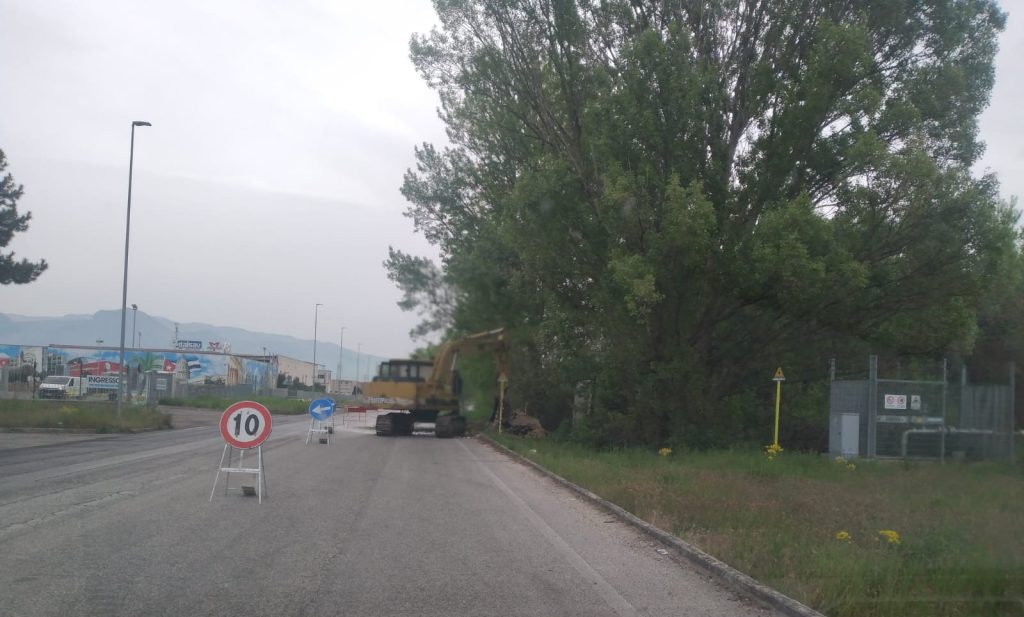 Intervento tecnico per la riparazione della rete idrica presso Via Newton (Nucleo Industriale) di Avezzano.